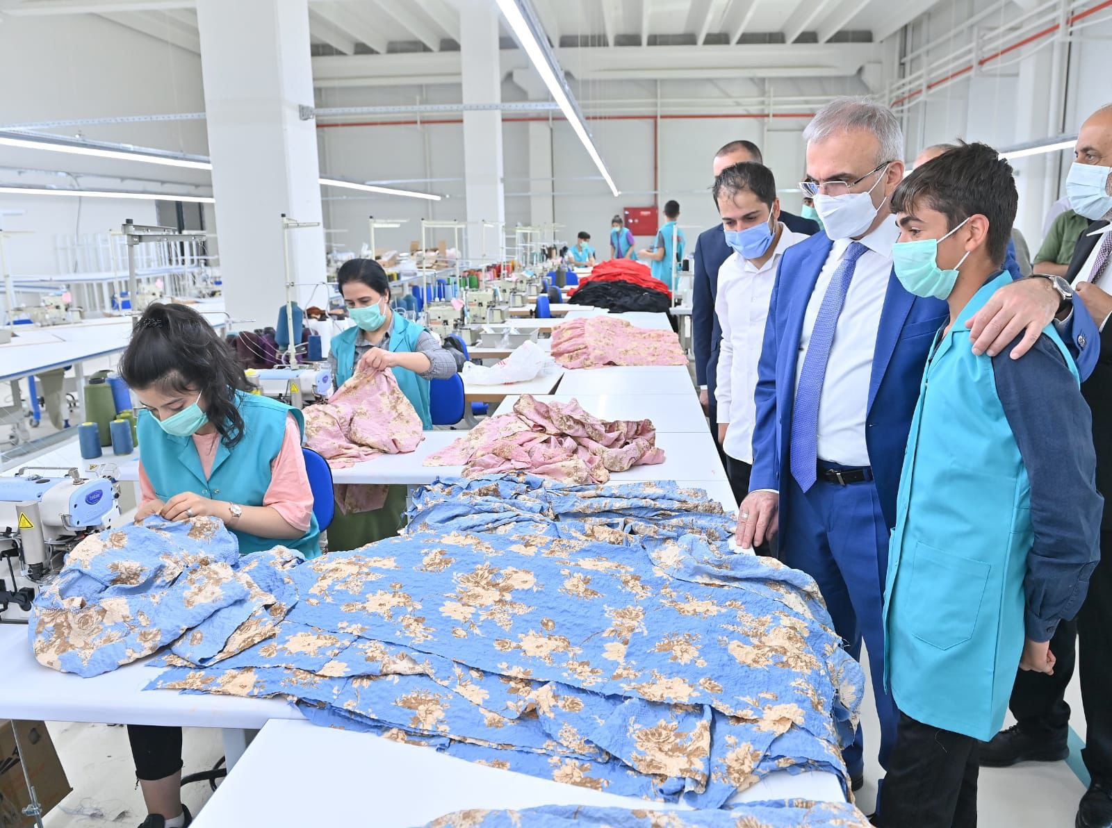 Vali Karaloğlu, üretime geçen fabrikalarda incelemelerde bulundu.