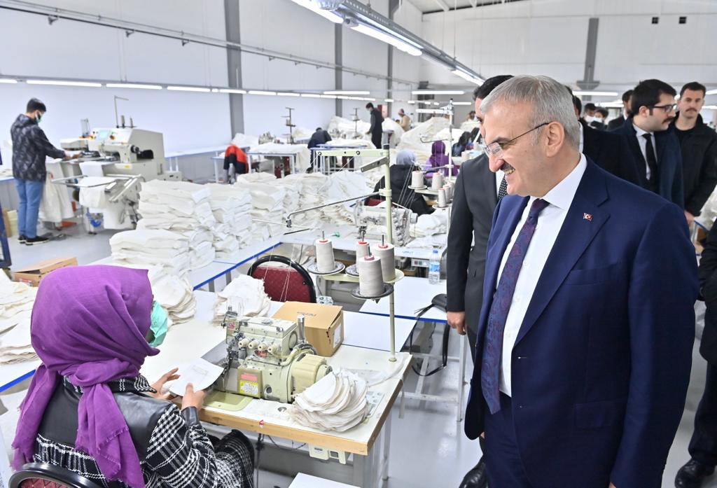 Vali Münir KARALOĞLU, Tekstil İhtisas OSB'de yer alan fabrikalarda incelemelerde bulundu.