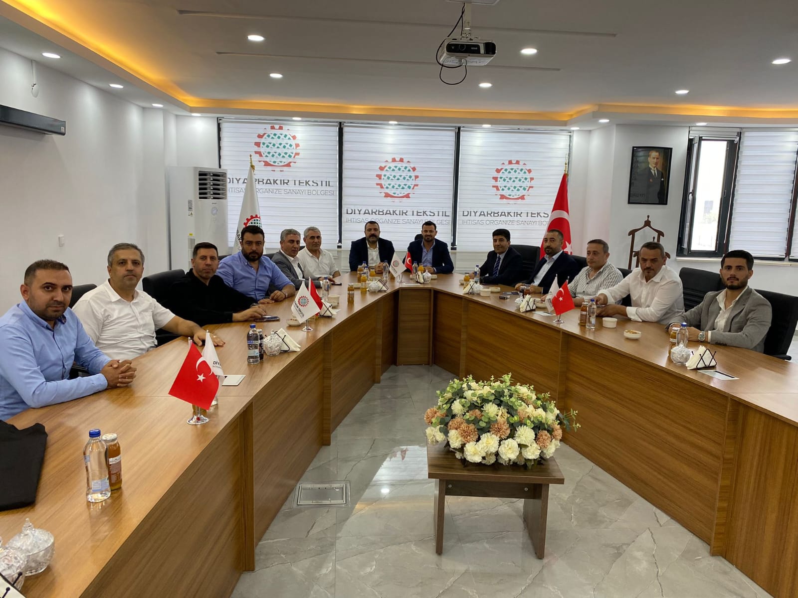 Diyarbakır Organize Sanayi Bölgesi Yönetim Kurulu Başkanı Mustafa FİDAN ve heyeti, Organize Sanayi Bölgesi Yönetim Kurulu Başkanımız Sezai AYAS ve yönetimine, yeni görevleri için hayırlı olsun ziyaretinde bulundular.