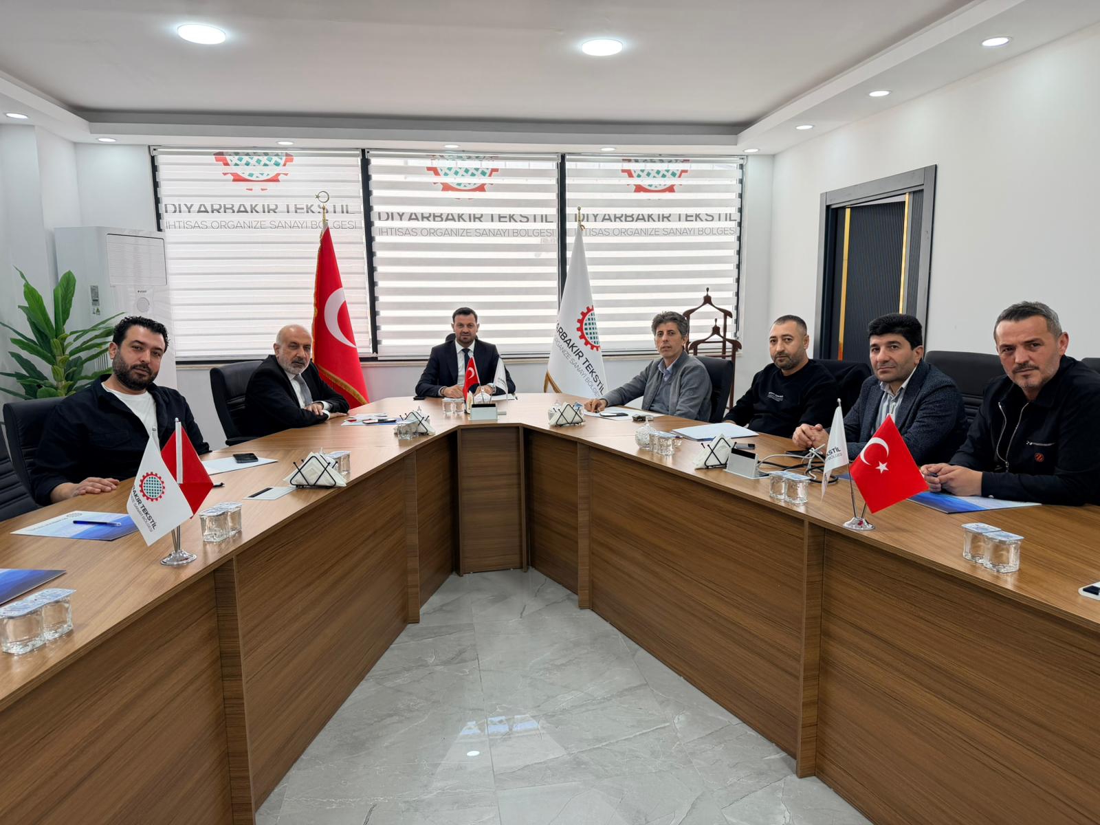 Diyarbakır Ticaret ve Sanayi Odası Başkanı Sayın Mehmet KAYA, Organize Sanayi Bölgesi Yönetim Kurulu Başkanımız Sezai Ayas ve Yönetim Kurulu Üyelerimizi ziyaret etti. Nazik ziyaretlerinden ötürü teşekkür ederiz.